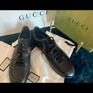 New Men’s Gucci sneakers- Black leather with green and red web